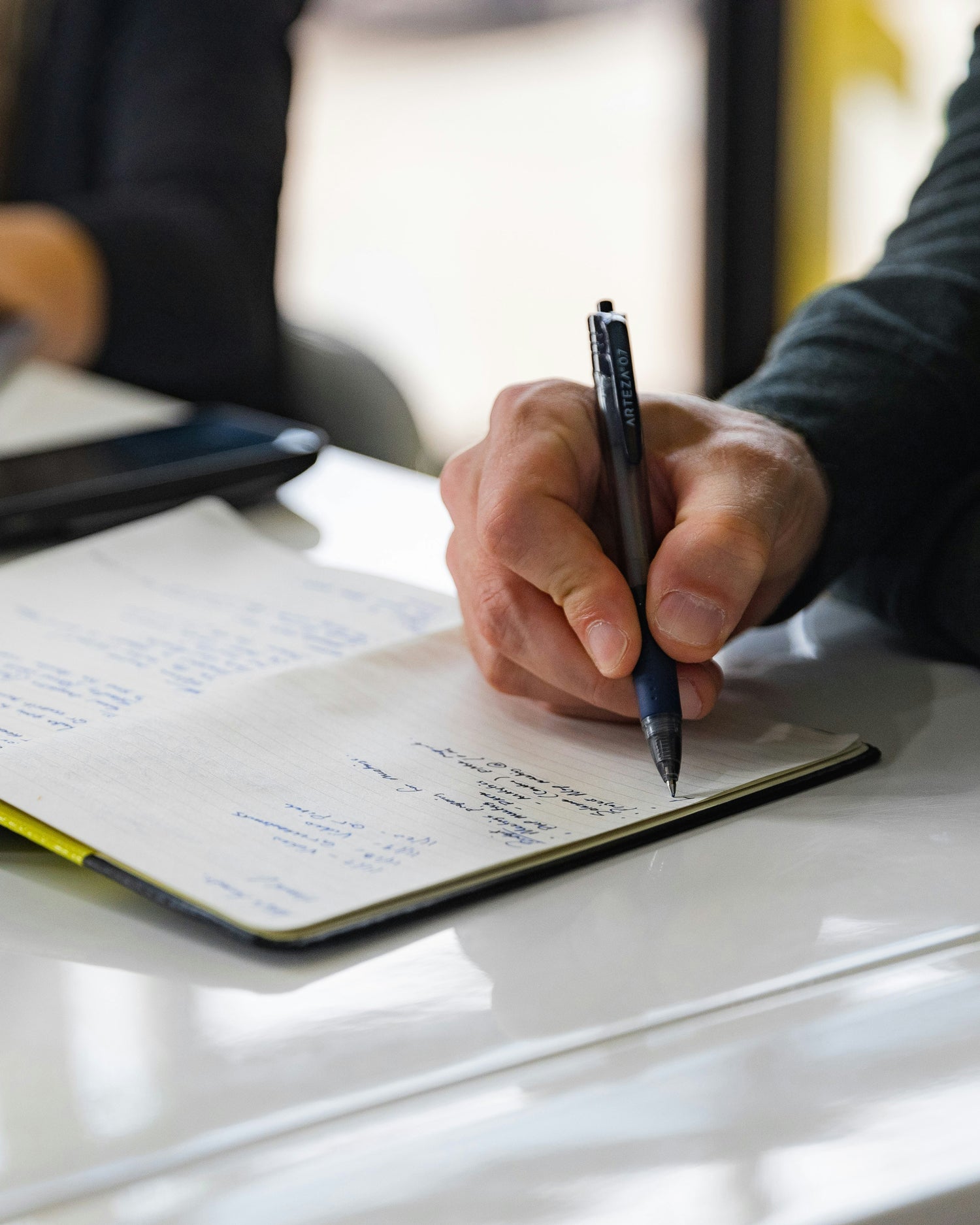 AI Earbuds vs Traditional Note-Taking: Why Business Leaders Are Making the Switch in 2025